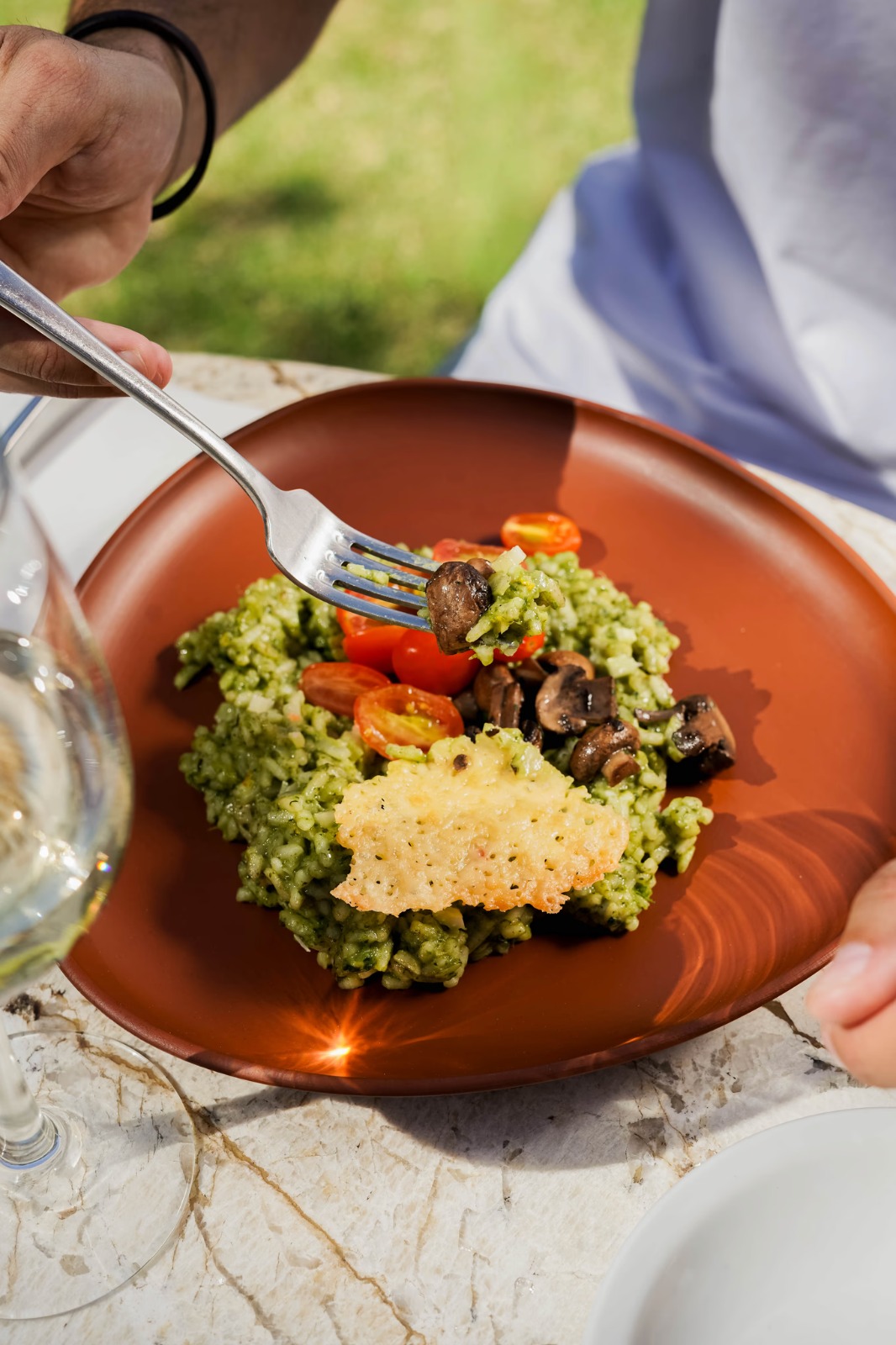 Risotto de calabaza y hongos servido en el jardín de Bosco