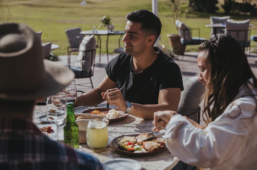 Comensales almorzando en la terraza de Bosco